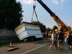 BALDISSERO CANAVESE - Camion delle giostre finisce nel fosso - FOTO