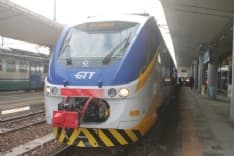 CANAVESANA - Una pietra blocca il treno: pendolari infuriati