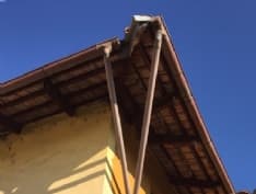 CASELLE - Passa l'aereo, piovono tegole: ancora paura in centro