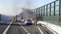 AUTOSTRADA A4 - Auto prende fuoco, salva un'intera famiglia - FOTO