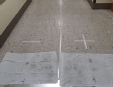 IVREA - In ospedale nessuna divisione tra pazienti covid e non covid: il personale attacca il nastro adesivo per terra