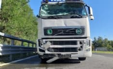 IVREA-SANTHIA' - Camion sbaglia manovra e si schianta contro i cartelli del cantiere: paura all'altezza dell'autogrill - FOTO