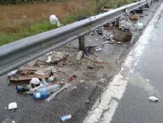 VERGOGNA SULLA 460 - Ancora spazzatura sulla strada del Gran Paradiso: cittadini scrivono a Comuni ed ex provincia