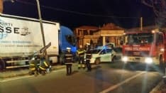 RIVAROLO - Camion tira giù il palo: via della Lumaca chiusa - FOTO