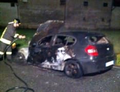 CASTELLAMONTE - Auto a fuoco, pronto intervento pompieri