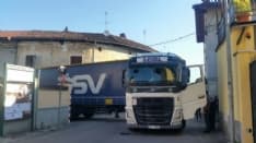 FAVRIA - Tir si incastra in centro e abbatte il balcone di una casa