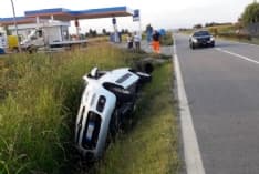 CALUSO-CHIVASSO - Cede un ponticello: l'auto finisce nel fosso