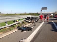 TRAGEDIA SUL RACCORDO - Ragazzo muore a Verolengo. Ferita la sua bambina di cinque anni - FOTO e VIDEO