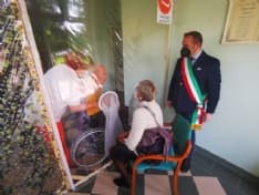 FAVRIA - Inaugurata la «Parete degli Abbracci»: ospiti della Rsa e parenti possono finalmente sentirsi vicini - FOTO