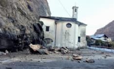 PAURA A PONT CANAVESE - Frana dalla montagna, massi danneggiano la chiesa - FOTO e VIDEO