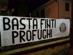 CASTELLAMONTE - Striscione di CasaPound contro i profughi