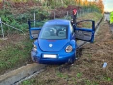 SAN GIORGIO CANAVESE - Incidente sull'A5: auto nel fosso, due persone ferite - FOTO