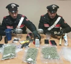 IVREA - Traditi dall'odore della marijuana: due giovani arrestati