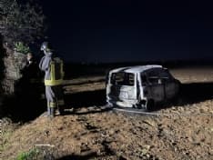 RIVAROLO CANAVESE - Auto abbandonata e data alle fiamme in via Bonaudi, intervento di pompieri e carabinieri - FOTO