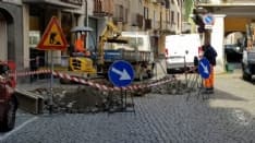 CASTELLAMONTE - Cede la fognatura, traffico a singhiozzo in centro