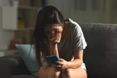 CIRIE' - Pedopornografia: si finge 14enne e adesca bambine su Whatsapp per consumare rapporti sessuali virtuali