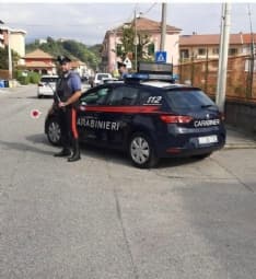 CASTELLAMONTE - Nasconde la droga nelle mutande, non si ferma al posto di blocco e viene arrestato dai carabinieri - VIDEO