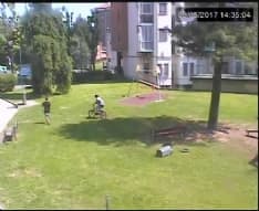 BORGARO - Sfasciano un cestino ai giardini: minori denunciati dai vigili