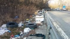 VERGOGNA SULLA 460 - I mazzi di fiori di chi è morto sulla strada coperti dalle discariche abusive - FOTO