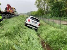 VOLPIANO - 80enne perde il controllo della vettura e si schianta lungo l'autostrada Torino-Aosta - FOTO