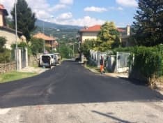 CUORGNE' - Proseguono a ritmo serrato i lavori per asfaltare le strade