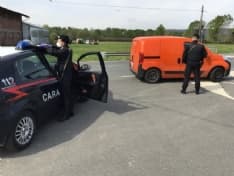 LOCANA - Positivo al covid beccato dai carabinieri mentre gira in auto con la famiglia: denunciato