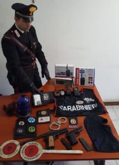 CHIVASSO - Distintivi di polizia e carabinieri in casa: denunciato