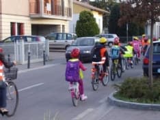 IVREA - Gli allievi delle primarie vanno a scuola in bicicletta