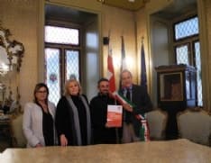 IVREA - Marco Togni in municipio nel giro d'Italia a piedi per sensibilizzare sulla sclerosi multipla