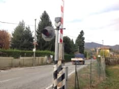 FERROVIA CANAVESANA - Camion sbatte al passaggio a livello di Valperga. Ancora ritardi a Rivarolo