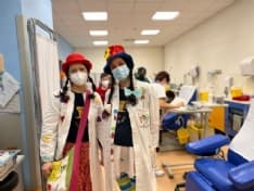 CHIVASSO - Bimbi vaccinati nell'open day della Befana. Volontari della Croce Rossa impegnati in face painting e animazione