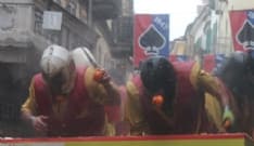 CARNEVALE DI IVREA - Anche con la pioggia, in 16000 alla battaglia delle arance. 7100 i paganti - VIDEO