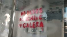 RIVAROLO CANAVESE - «Draghi e C. in galera»: la scritta comparsa su una vetrina di via Ivrea