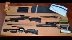 IVREA - Un arsenale illegale in casa: 38enne arrestato dopo aver simulato un incidente stradale - FOTO