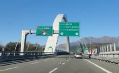 PAVONE CANAVESE - La storia assurda dello svincolo chiuso da quattro anni: i lavori del ponte sono finiti ma nessuno effettua il collaudo...