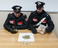 IVREA - In auto con la marijuana: ventenne denunciato per spaccio
