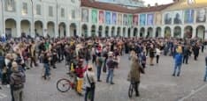 IVREA - Manifestazione no pass in piazza Ottinetti: «La gente come noi non molla mai» - FOTO e VIDEO