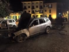 RIVAROLO - Incendio devasta auto nel parcheggio vicino le poste - FOTO