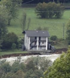 TRAUSELLA - Il torrente Chiusella si porta via tutto, la casa resta in «bilico» vicino all'acqua - FOTO