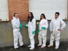 BOSCONERO - I ragazzi del paese cancellano le scritte dei vandali