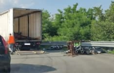 SALASSA-RIVAROLO - Camion perde il carico in rotonda