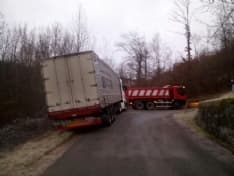 PRASCORSANO - Camion francese in bilico nella scarpata - FOTO