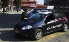 CASTELLAMONTE - Prende a schiaffi una ragazza e la rapina: il sindaco e altri cittadini lo fanno arrestare