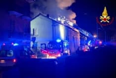 VILLANOVA CANAVESE - Incendio devasta un cascinale nel cuore della notte