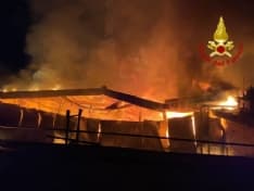 CASELLE - Falegnameria distrutta da un furioso incendio: altre quattro aziende danneggiate dalle fiamme - FOTO