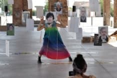 CASTELLAMONTE - Lo scaricatore diventa palcoscenico per la performance di Morena Stories - FOTO