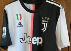 LOTTERIA - Cristiano Ronaldo: la sua maglia autografata aiuta cani e gatti sfortunati