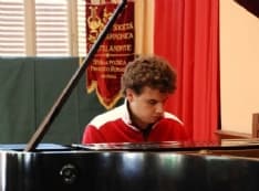 RIVAROLO - Il pianista Gabriele Naretto suona da Mattarella