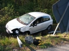 BALDISSERO - Auto fuori strada dopo la galleria della pedemontana