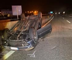 IVREA - Brutto incidente nella notte: tre feriti nell'auto ribaltata. Grave l'uomo al volante ricoverato in codice rosso - FOTO